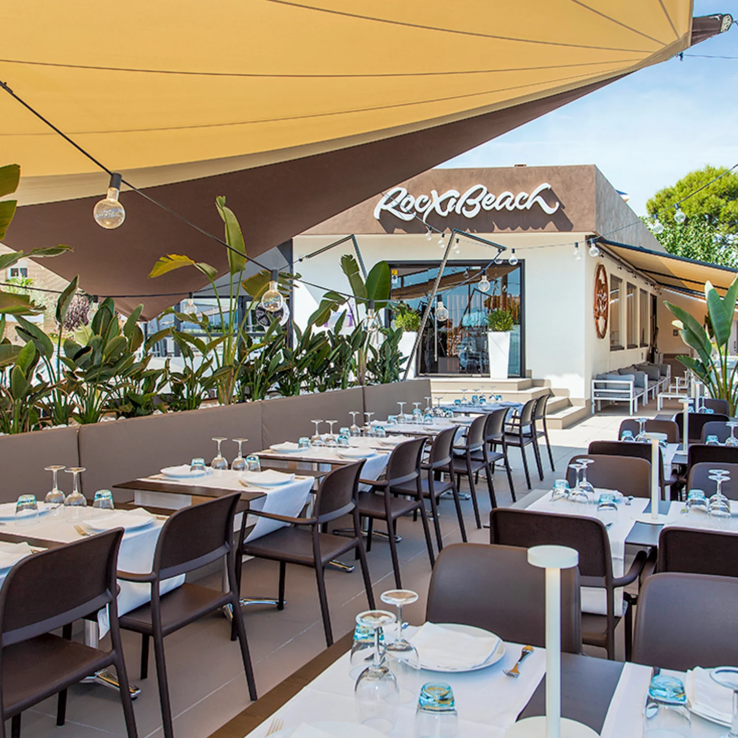 Terraza exterior de Rocxi Beach